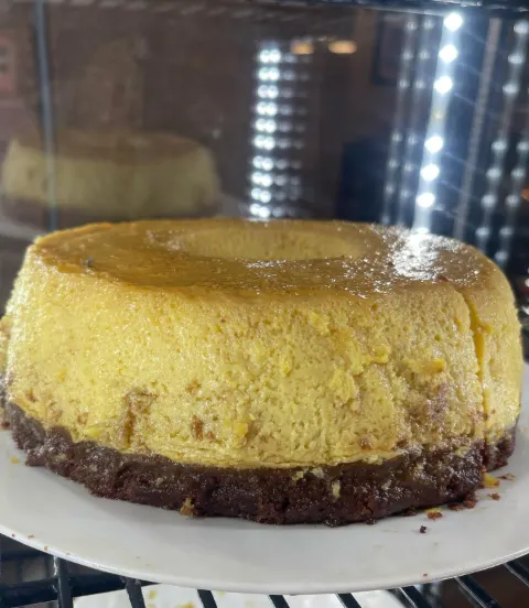 Chocoflan entero sobre un plato