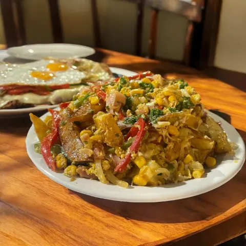 Plato de gramajo con papas, jamón, huevo y morrón