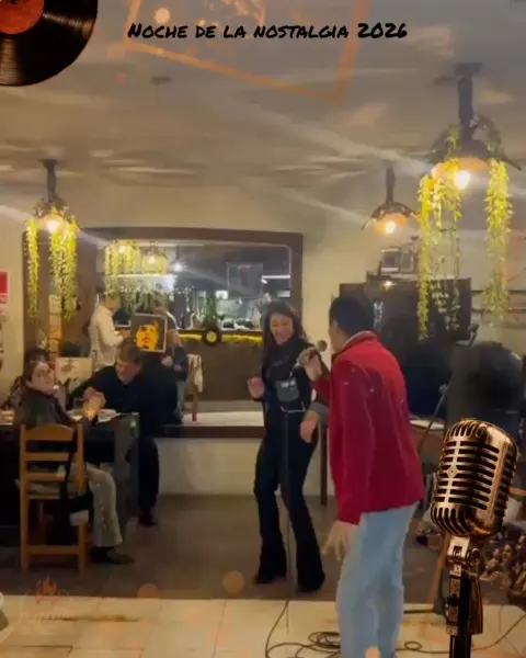 Noche de karaoke en el salón, con gente cantando y bailando