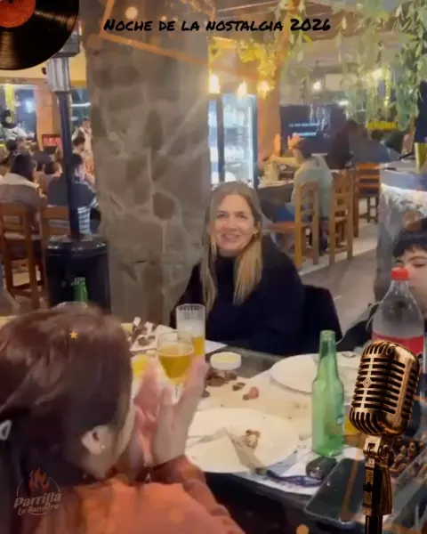 Clientes festejando la Noche de la Nostalgia en La Bandera