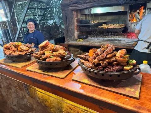 Tres braseros servidos sobre la barra de la parrilla